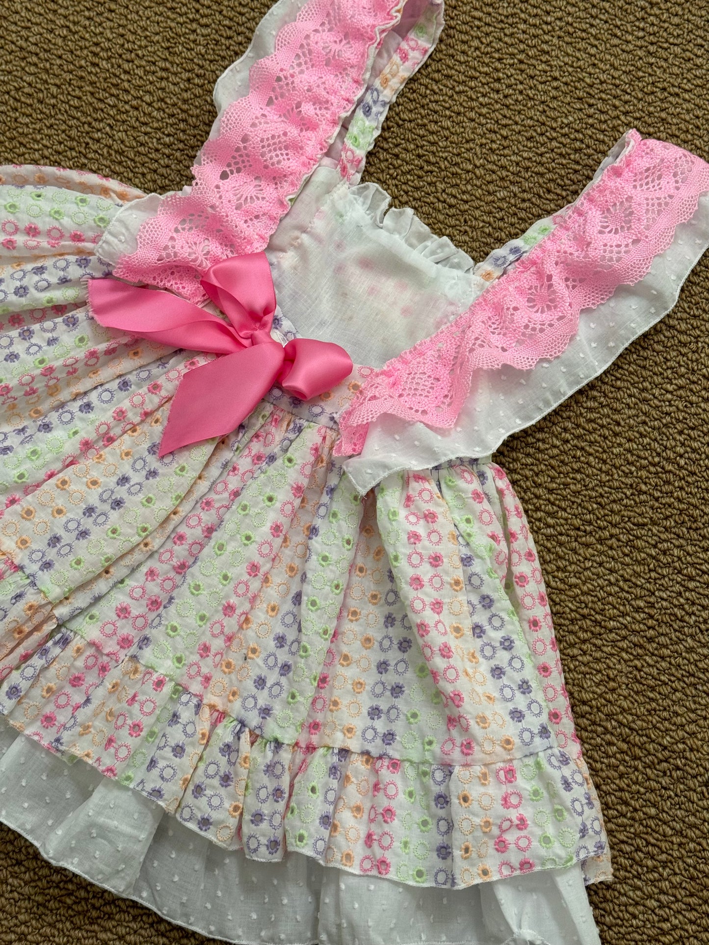 Abito fresco in 100% cotone con culottina ,ricamato con spalline larghe con balze e pizzo.