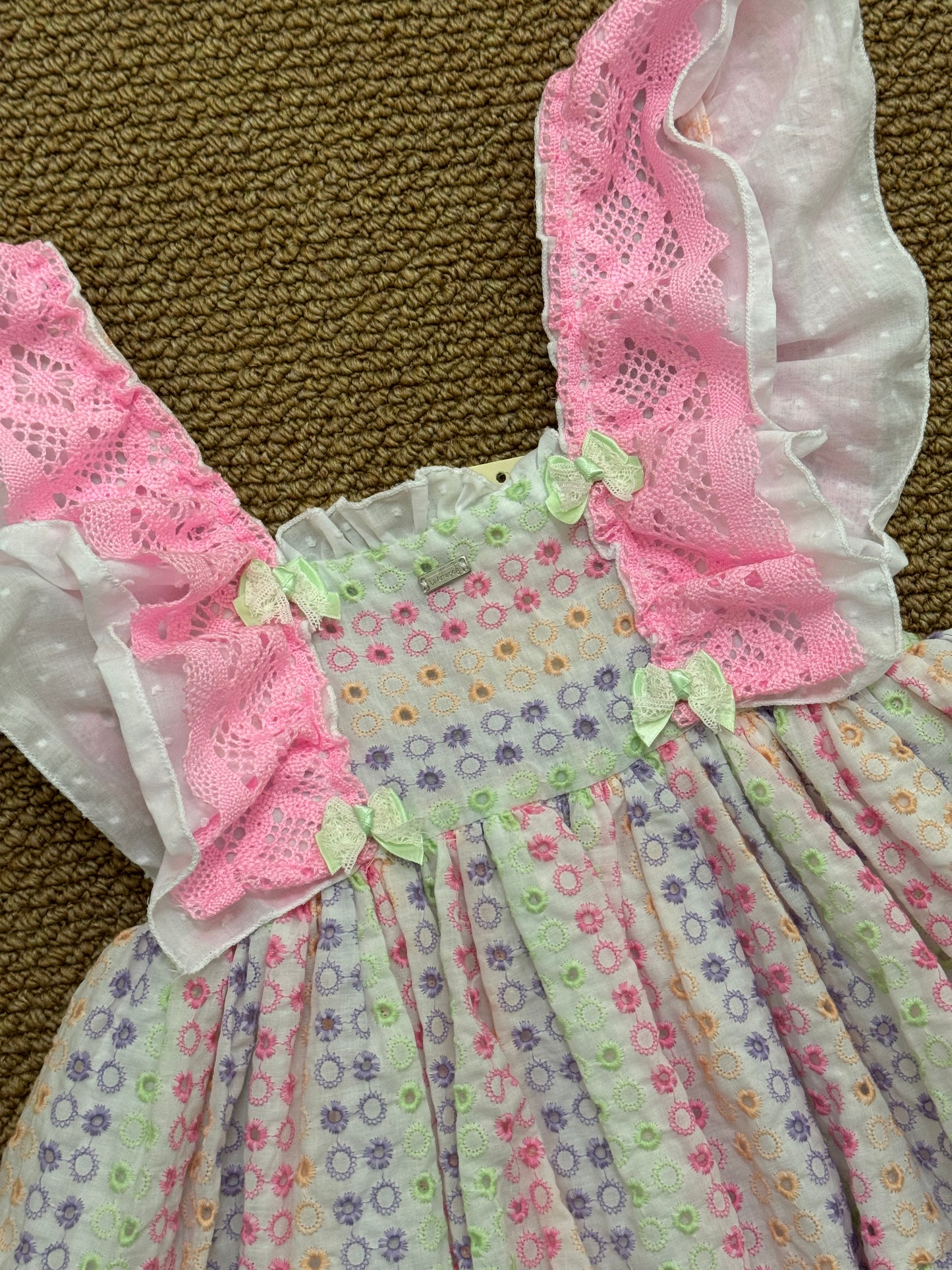 Abito fresco in 100% cotone con culottina ,ricamato con spalline larghe con balze e pizzo.