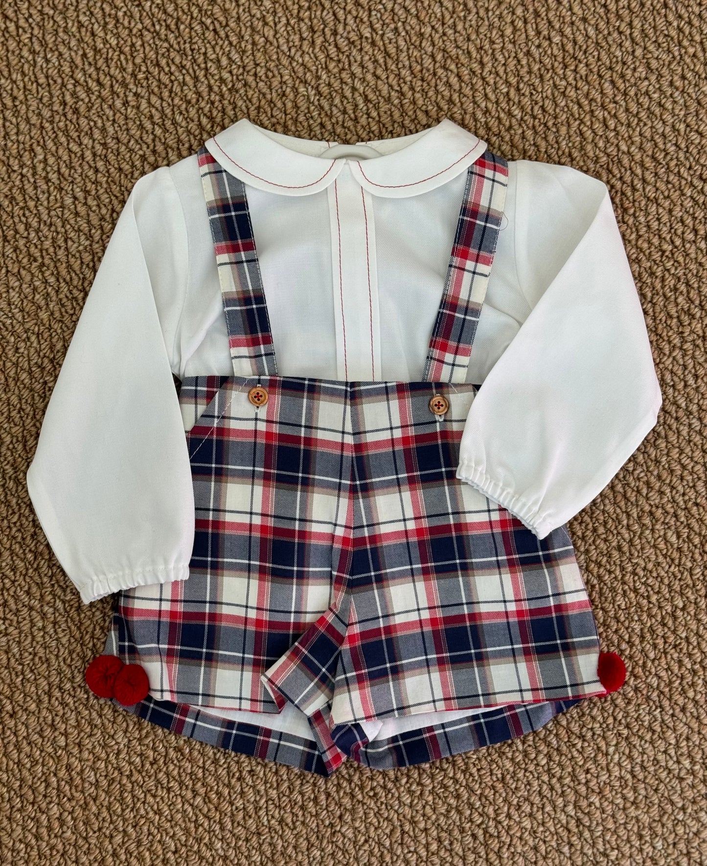 Salopette con camicia ponpon