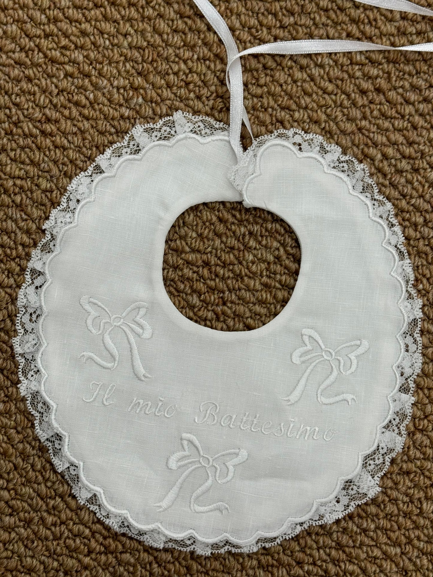 Bavetta battesimale in lino ricamata