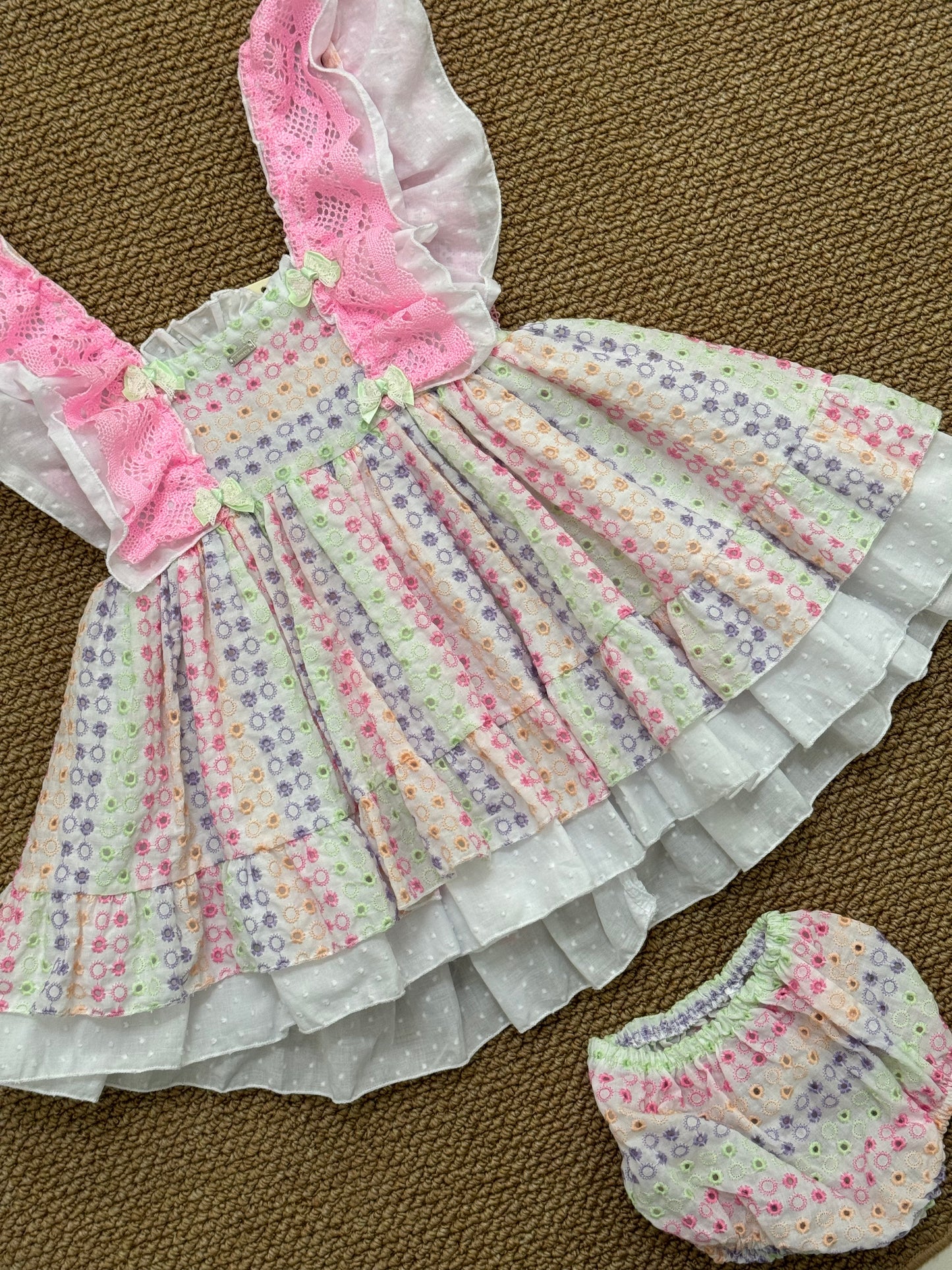 Abito fresco in 100% cotone con culottina ,ricamato con spalline larghe con balze e pizzo.