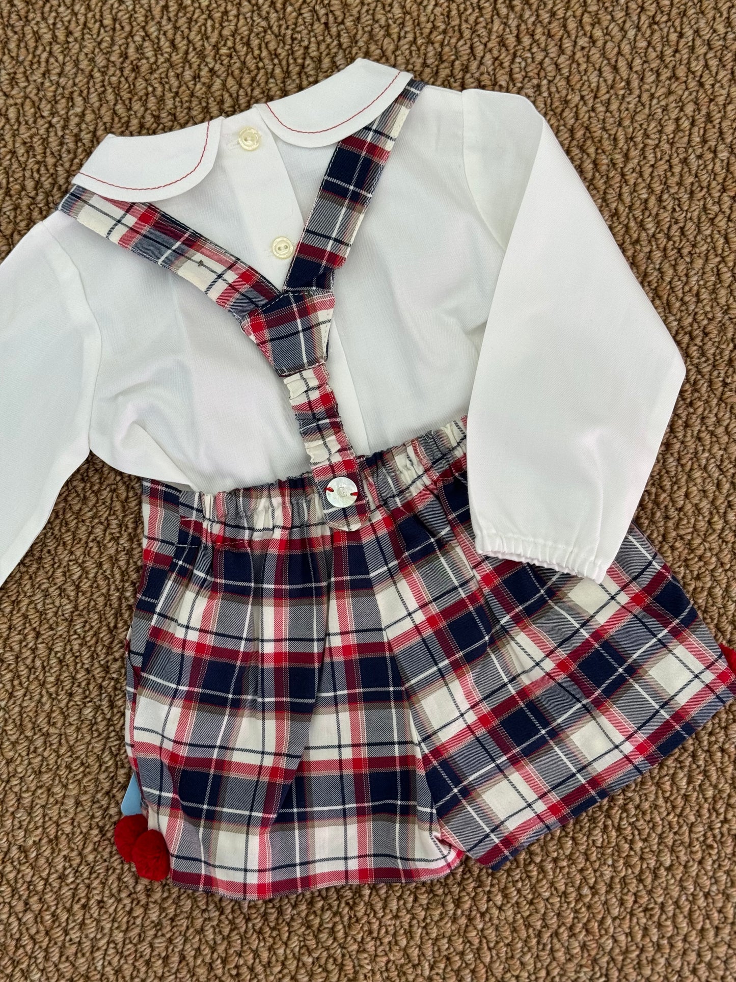 Salopette con camicia ponpon