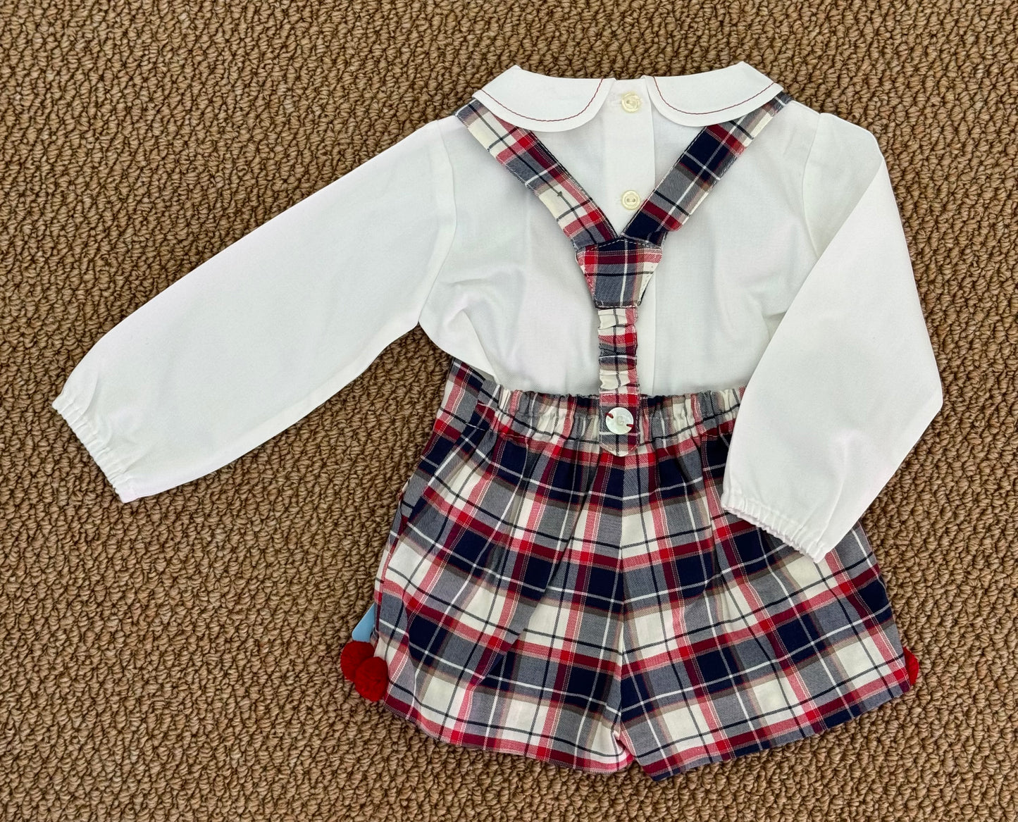 Salopette con camicia ponpon