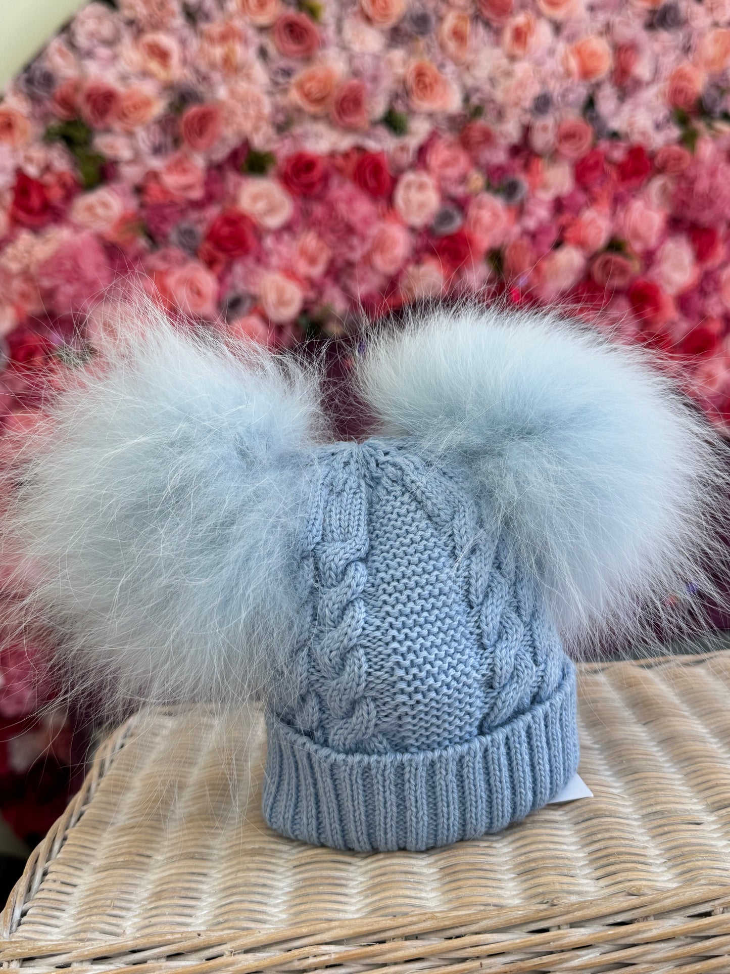 Cappello treccia doppio ponpon