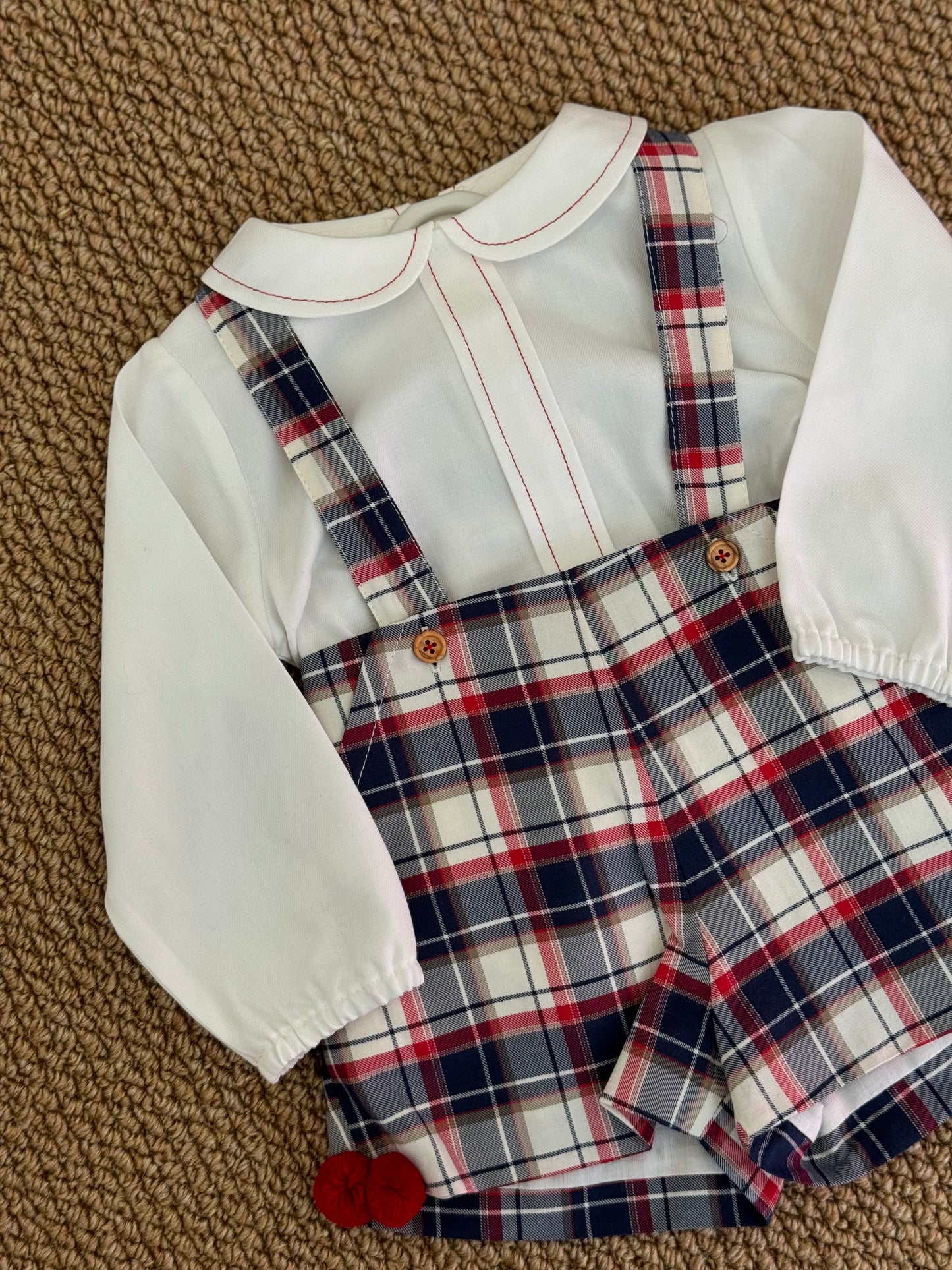 Salopette con camicia ponpon