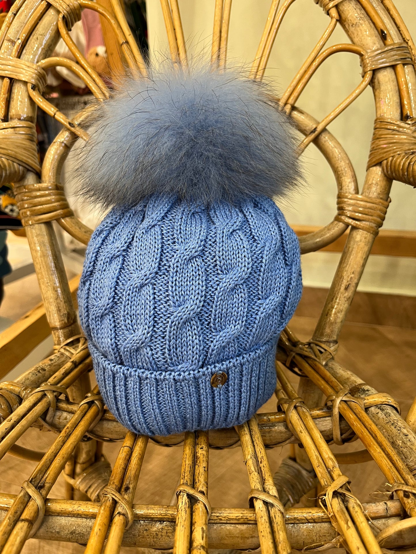 Cappello in lana celeste treccia