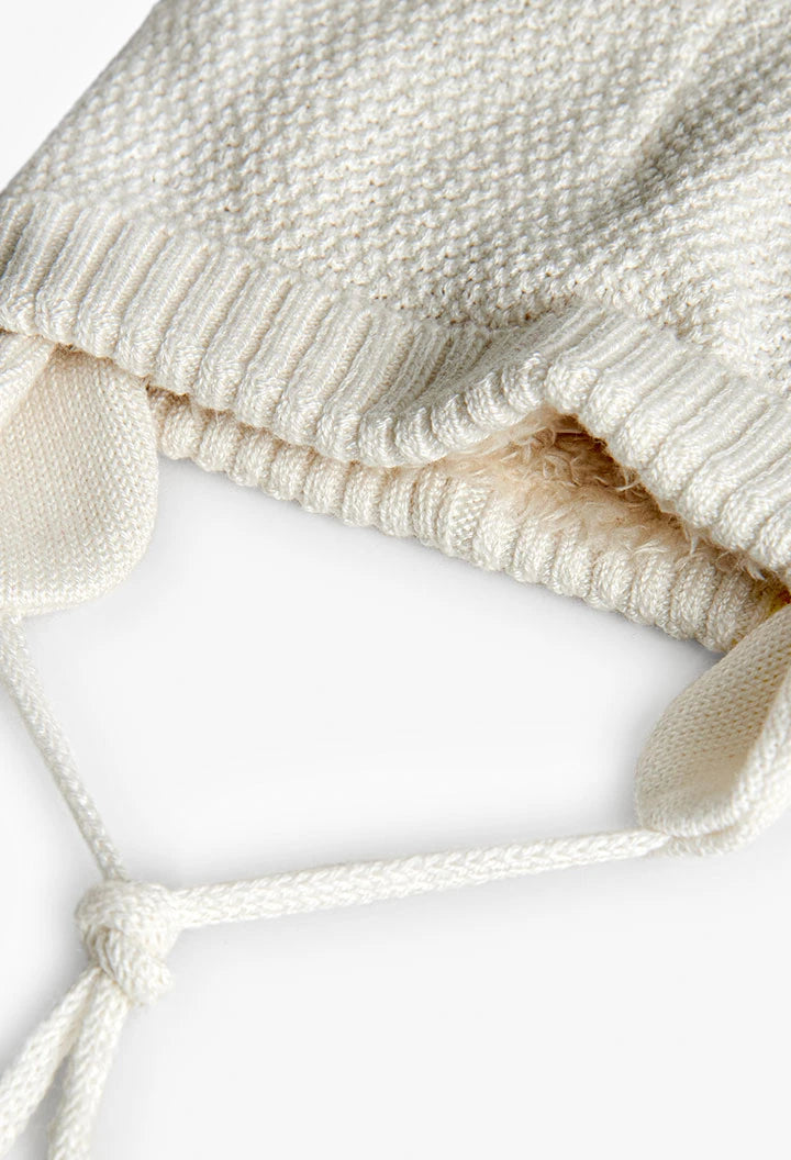 Cappello bianco con pompon