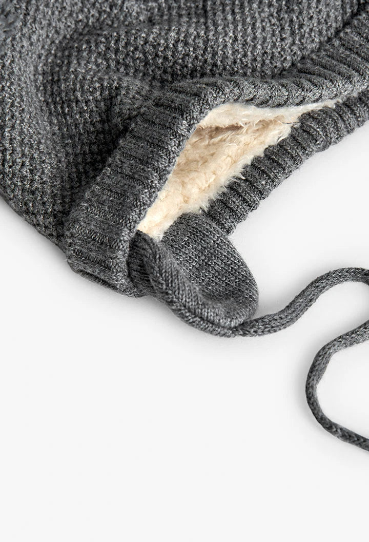 Cappello grigio con pompon