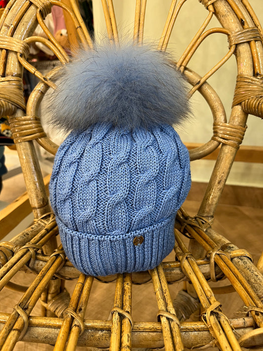 Cappello in lana celeste treccia